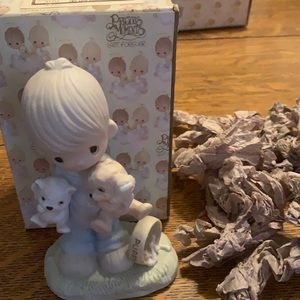 Precious Moments figurine ‘Blessed are the peacemakers.’